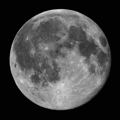 Figura 5. La Luna llena fotografiada con el telescopio refractor de 200 mm. de abertura que pertenece a la Universidad de Valencia y que hasta hace unos años estuvo operativo en el observatorio de esta institución en Aras de los Olmos. (Foto de Vicente Aupí)