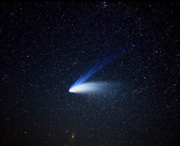 Figura 9. El cometa Hale-Bopp en primavera de 1997. En la parte superior del encuadre se aprecia el Doble Cúmulo de Perseo, y en la inferior la Galaxia de Andromeda. (Foto de Vicente Aupí)