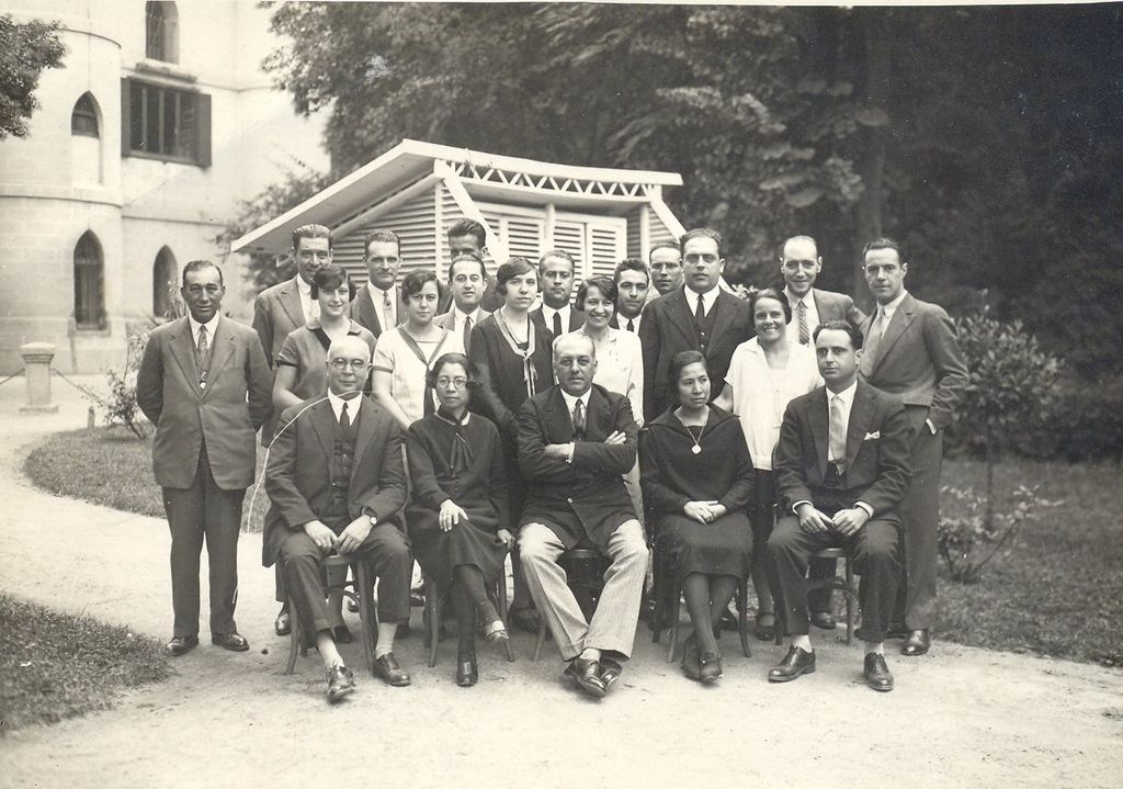 Personal de la Oficina Central Servicio Meteorológico español hacia 1924 Personal de la Oficina Central Servicio Meteorológico español hacia 1924. Sentado en el centro el director, Juan Cruz Conde y en los extremos Nicolás Sama y Arturo Duperier. De pie, empezando por la derecha Hilario Alonso, José María Lorente, Francisco del Junco y Mariano Doporto.