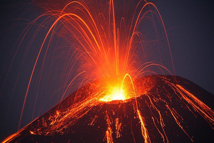 Figura 2.- Erupción de tipo stromboliano en una reciente erupción del volcán Krakatoa (Indonesia), ocurrida en junio de 2009.