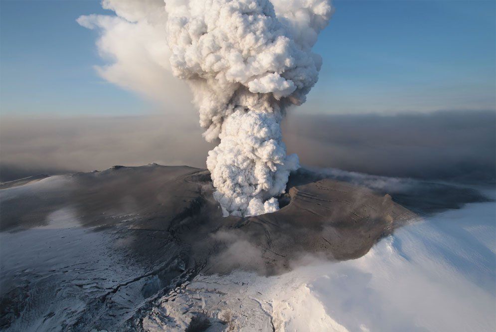 Figura 3.- Columna de humo y cenizas saliendo por la boca del cráter del volcán Eyjafjalla en abril de 2010.