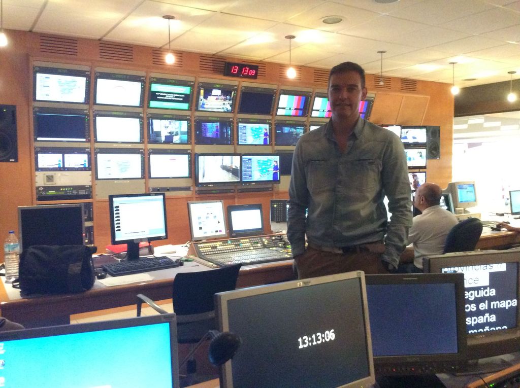 Figura 4.- Carlos Macías en el control de realización del estudio donde todos los días graba los espacios del tiempo de RTVCM