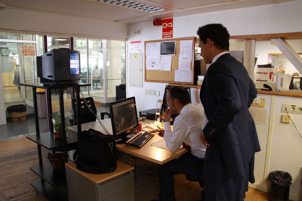 Manuel Megías (sentado) y Javier (Aguilar), en su mesa de trabajo de la redacción de Noticias de Canal Sur.