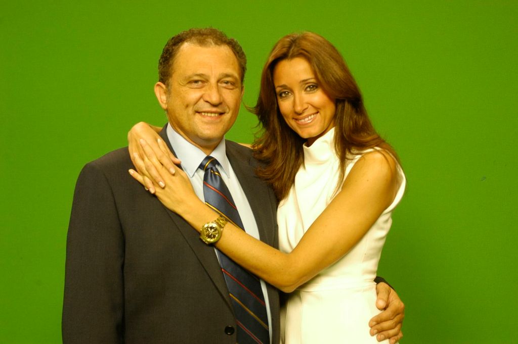 Carlos Almansa y Ana Cristina Ramírez sobre el fondo verde del croma en el que graban los espacios del tiempo de Canal Sur.