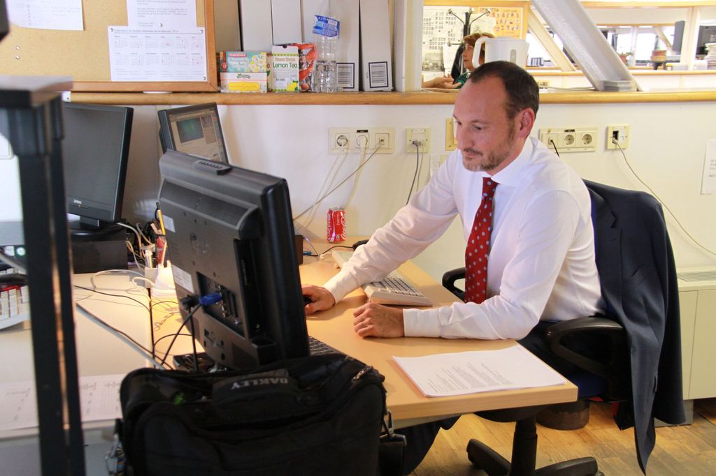 Manuel Megías trabajando con el ordenador