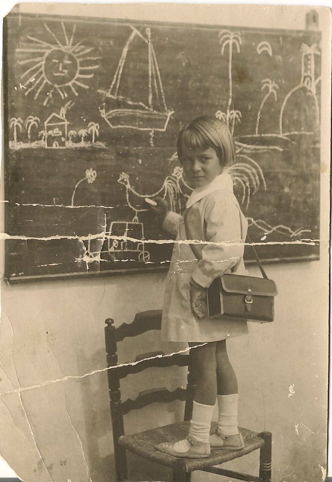 Entrevista Del Mes: Eugenio Martín Rubio Figura 8.- Eugenio Martín Rubio de niño en la escuela pintando en la pizarra.