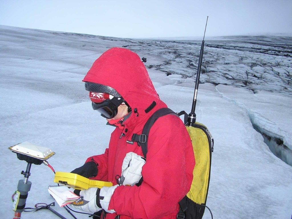 Foto 4: Toma de medidas de GPS en una de las posiciones marcadas por estacas por los glaciólogos en el glaciar Johnsons Foto 4: Toma de medidas de GPS en una de las posiciones marcadas por estacas por los glaciólogos en el glaciar Johnsons