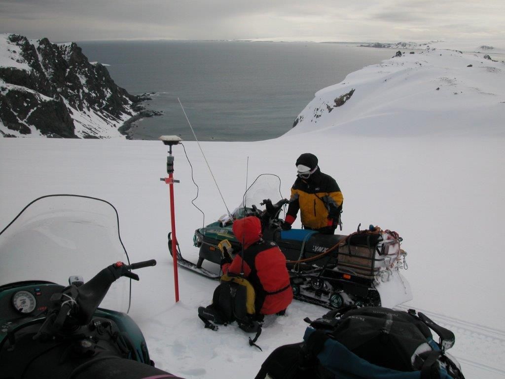 Foto 5: Glaciólogo junto a uno de los guías de montaña Foto 5: Glaciólogo junto a uno de los guías de montaña