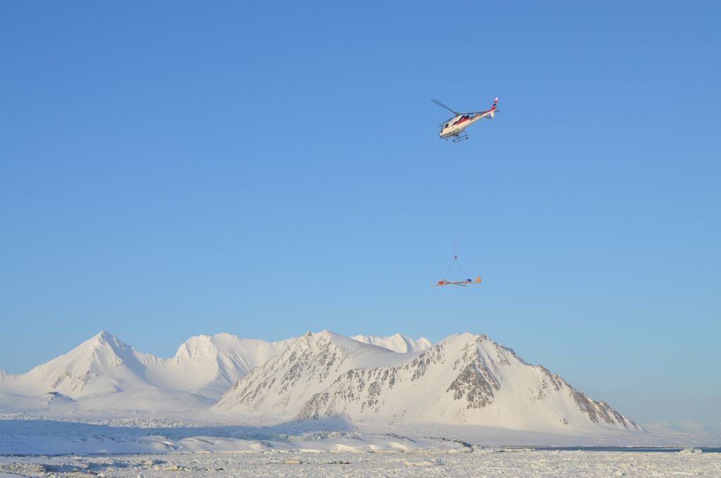 Foto 6: Toma de datos de georradar desde un helicóptero en las islas Svalbard Foto 6: Toma de datos de georradar desde un helicóptero en las islas Svalbard
