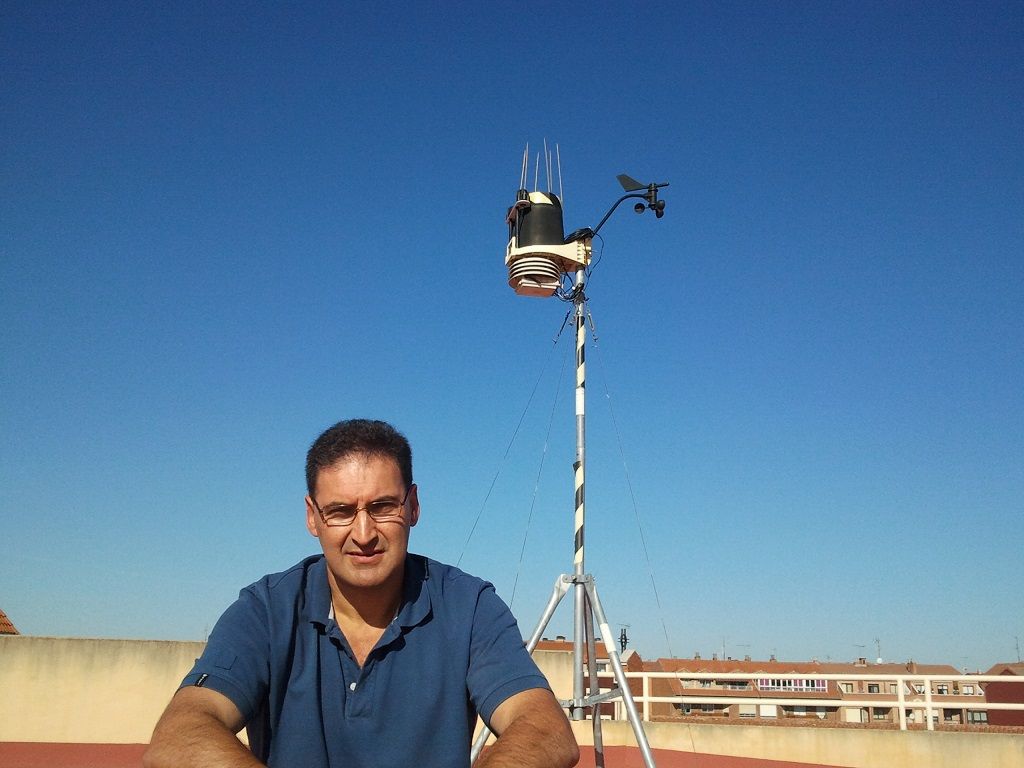 El entrevistado, posando en la azotea de su colegio junto a una de las estaciones meteorológicas.