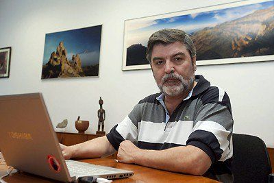 Jesús Martínez-Frías posando en su despacho Figura 2.- Jesús Martínez-Frías posando en su despacho junto a su ordenador de trabajo