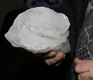 Uno de los bloques de hielo analizado por Jesús Martínez-Frías Figura 5.- Uno de los bloques de hielo analizado por Jesús Martínez-Frías en su investigación de las caídas producidas en los últimos años en España.