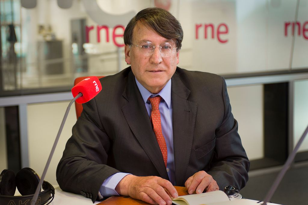 Joaquín Araujo junto a los micrófonos de Radio Nacional de España, donde lleva muchos años colaborando.