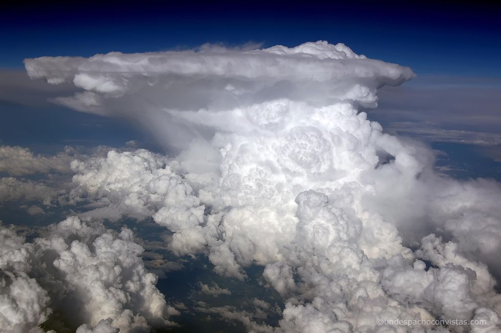 Figura 4.- Espectacular cumulonimbus incus, con su característica forma de yunque en su parte superior. Figura 4.- Espectacular cumulonimbus incus, con su característica forma de yunque en su parte superior.