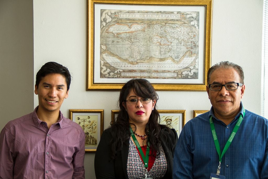 Personal que trabaja actualmente junto a José Alfredo Garza en la Oficina de Proyectos de la OMM en México. De izquierda a derecha: Roberto Silva, Mª Lourdes Juárez y Humberto Paredes ¿Cuántas personas trabajan con Vd. en la Oficina de Proyectos de la OMM? ¿Puede presentarnos a su equipo?Actualmente, el personal de la oficina está integrado por 4 personas: 2 como Staff de la Organización, permanentemente desempañando sus funciones (mi caso, y el del Sr. Humberto Paredes); y 2 como Consultores, apoyando tareas específicas, de acuerdo como es requerido para la ejecución y seguimiento de actividades (el caso de la Srta. Lourdes Juárez y del Sr. Roberto Silva).¿Qué tipo de trabajo se lleva a cabo en la Oficina de Proyectos de la OMM?La principal tarea que tenemos en la Oficina es la de apoyar la planeación, ejecución y seguimiento de actividades que se desarrollan en el marco del Acuerdo de Cooperación entre México y la OMM y, de manera especial, para apoyar proyectos a ser implementados para el beneficio de las instituciones mexicanas en materia de meteorología, clima, hidrología, gestión de recursos hídricos y protección del ambiente y áreas relacionadas.Esto incluye el coordinar y contribuir en la formulación de programas y proyectos de cooperación técnica, así como el organizar y dar seguimiento a la provisión de servicios de asistencia técnica, capacitación, transferencia de tecnología y, en algunos casos, incluso el suministro de materiales, equipo e instrumentos especializados.El desarrollo de muchas de esas actividades se realiza con la colaboración del propio staff de diferentes departamentos técnicos de la Organización, así como de expertos que participan en calidad de consultores, a quienes acompañamos brindándoles el apoyo técnico y logístico necesario y facilitándoles su interacción con nuestras contrapartes en las instituciones Mexicanas.Asimismo, también dedicamos parte de nuestro trabajo para apoyar la difusión y aprovechamiento de los resultados de las diferentes actividades y proyectos ejecutados. A la fecha, mantenemos un sitio web (www.omm-mex.info) en el que se pueden consultar no sólo la información de los diferentes proyectos que se han apoyado, sino también los diversos informes generados, así como materiales de capacitación y manuales técnicos.Desde la Oficina se han puesto en marcha varios proyectos en los que se han ido integrando muchas consultorías, ¿puede contar a nuestros lectores cuáles son esos proyectos y cuáles son sus principales objetivos?Efectivamente, desde su establecimiento en el año 2006, a través de la Oficina se ha apoyado la preparación y ejecución de varios proyectos:Entre los años 2005 y 2007, se realizaron varias actividades que estuvieron orientadas a la preparación de una propuesta detallada del proyecto de Gestión Integrada de Cuencas y Acuíferos (GICA). Dicho proyecto tuvo su origen y buscaba dar continuidad a los avances que se lograron en el marco del proyecto PROMMA (que ya mencioné anteriormente), y de manera particular de su subcomponente de Manejo Sostenible de Aguas Subterráneas (MASAS). Su objetivo consistía en mejorar las condiciones para el manejo integrado y sostenible de los recursos hídricos y el uso sustentable del agua en cuencas y acuíferos seleccionados; y detener y revertir el deterioro y agotamiento acelerados de los recursos de agua y mejorar la productividad del agua en cuencas o subcuencas y acuíferos seleccionados como áreas piloto del proyecto (la Comarca Lagunera; el Valle de Aguascalientes; la Región Centro del Estado de San Luis Potosí;  la Región del Corredor Industrial de El Bajío; la Región de los Valles de San Juan del Río – Tequisquiápan – Querétaro; y la Región de la Costa de Hermosillo). La implementación de este proyecto estuvo, en su momento, contemplada a ser realizada con apoyo de recursos de crédito externo provenientes del Banco Mundial. A pesar de que este proyecto no se implementó como tal, algunas de las actividades consideradas dentro del GICA fueron apoyadas como parte de otro de los proyectos que hemos apoyado: el proyecto PREMIA.El proyecto PREMIA (Fortalecimiento del Manejo Integrado del Agua) fue preparado a finales del 2005 con el objetivo principal de fortalecer y consolidar los avances logrados a esa fecha y a mejorar y ampliar las capacidades técnicas y los conocimientos necesarios para el desarrollo del sector agua en México. Su implementación se ha realizado en fases iniciando en el año 2006. En el actual periodo de implementación, con acciones programadas al año 2018,  se busca contribuir a desarrollar y mejorar las capacidades y herramientas necesarias, en materias diversas, particularmente vinculados con la información, productos y servicios hidrológicos y de gestión de recursos hídricos, para avanzar en el análisis y determinación de impactos e identificación y desarrollo de medidas de adaptación del sector agua frente al cambio climático, así como brindar asistencia para el desarrollo del Programa Nacional contra Contingencias Hidráulicas (PRONACCH) y el Programa Nacional contra Sequías (PRONACOSE). De manera específica las actividades incluidas en dicho programa de trabajo se agrupan en los siguientes tres ejes temáticos: (i) Gestión Integral de Crecidas y Servicios Hidrológicos; (ii) Gestión Integral de Sequías; y (iii) Agua y Cambio Climático.El tercero de los proyectos que se han apoyado por parte de la Oficina está relacionado con la modernización del Servicio Meteorológico Nacional. Su preparación se realizó en el año 2009 por solicitud del Gobierno de México, a través de la Comisión Nacional del Agua, y para lo cual contamos, también, con el apoyo de personal de la Agencia Estatal de Meteorología de España (AEMET). Su objetivo general es satisfacer la demanda de información meteorológica y climática por parte de la sociedad y de instituciones públicas y privadas mediante el suministro de productos y servicios de la más alta calidad. Su implementación considerada al año 2019 incluye acciones que ha sido agrupadas en cuatro componentes principales: (i) Fortalecimiento Institucional; (ii) Consolidación y Fortalecimiento de la Infraestructura y Equipamiento; (iii) Desarrollo de Productos y Servicios de Meteorología; (iv) Desarrollo de Estudios de Clima y Cambio Climático. 