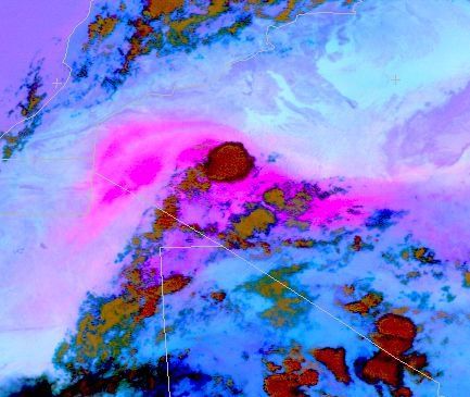 Rosa es el color que MSG puso de moda en círculos satelitarios. Rosa es el color que MSG puso de moda en círculos satelitarios. El polvo atmosférico aparece con ese color en ciertas combinaciones RGB, y contrasta con las gotitas y cristales de hielo en las nubes. Sobre el suelo de los desiertos, el infrarrojo descubre mejor que los canales solares la presencia de polvo.