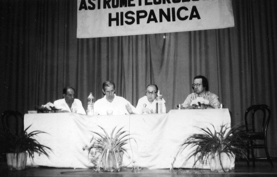Figura 1.- I Congreso de Cabañuelas y Astrometeorología Hispánica. Julio 1995. Salón de Actos de la Casa de la Cultura de Mora (Toledo). De izquierda a derecha: Manuel Plaza García, Félix Esquitino Galán, Luis Delgado Castilla y José Luis Pascual Blázquez.