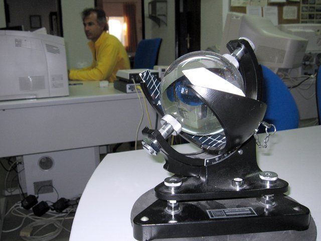 Figura 9.- Heliógrafo del Observatorio ubicado temporalmente en el interior de las instalaciones.