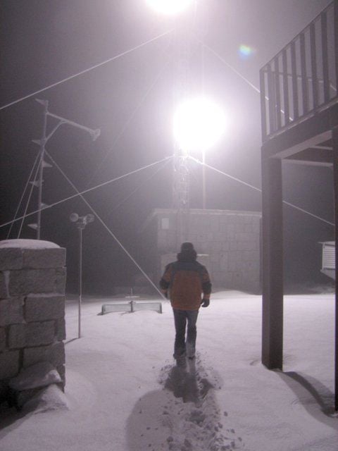 Figura 10.- Salida nocturna sobre la nieve para realizar una observación.