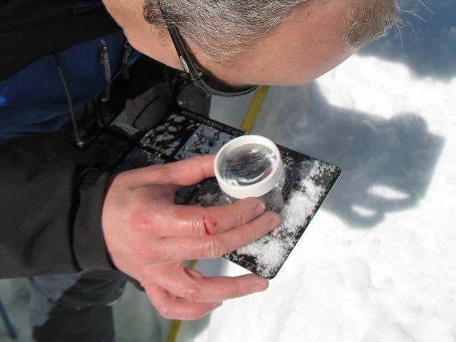 Figura 12.- Observación, a través de una lupa, de cristalitos de nieve.