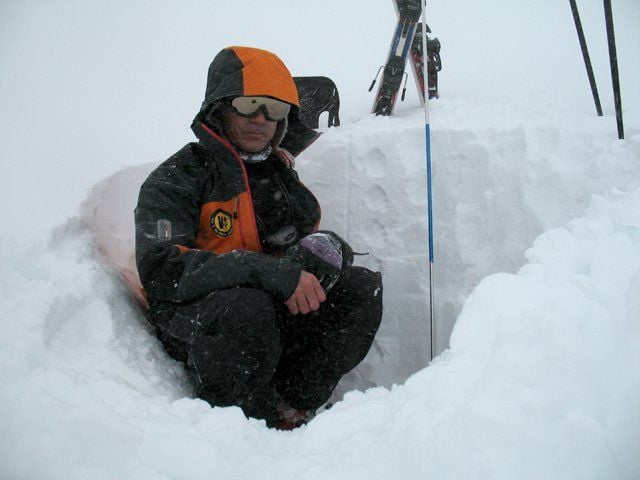 Figura 1.- Luis Pantoja realizando un sondeo de nieve.