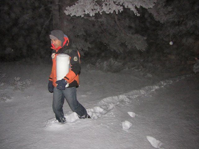 Figura 4.- El entrevistado cargando con el pluviómetro a través de la nieve.