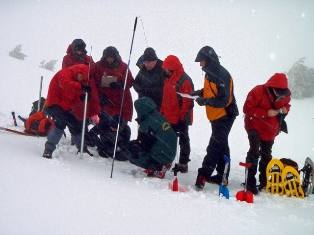 Figura 7.- Personal del Observatorio y del Puerto de Navacerrada realizando un sondeo de nieve.