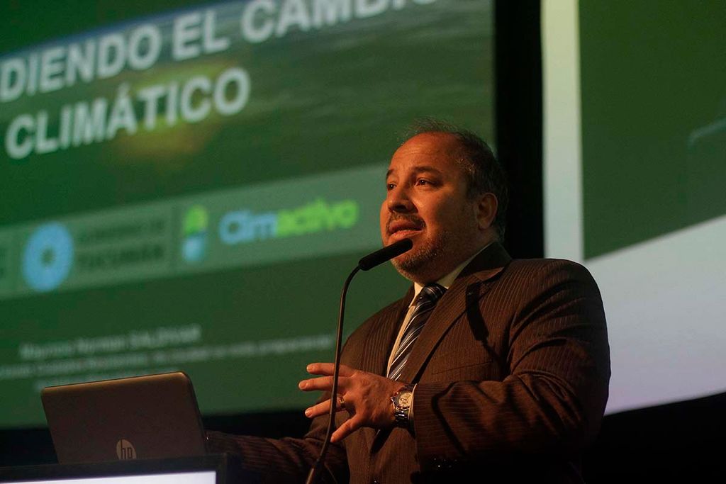 Entrevista Del Mes: Mauricio Saldivar El entrevistado durante una ponencia sobre cambio climático