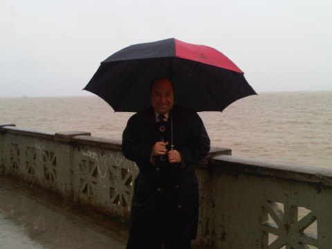 Entrevista Del Mes: Mauricio Saldivar Mauricio Saldivar en su faceta de hombre del tiempo, durante una conexión en directo desde la orilla del mar.