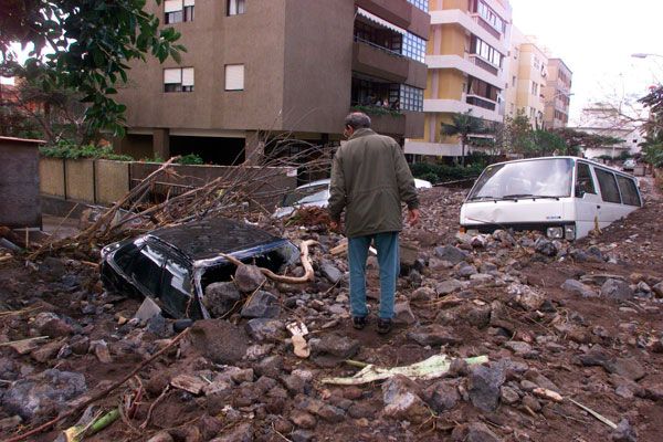Consecuencias de la devastadora riada provocada por la lluvia torrencial que cayó en Santa Cruz de Tenerife el 31 de marzo de 2002