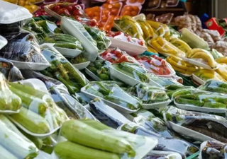 ¿Se contaminan los alimentos envasados normalmente en plástico con micro y nanoplásticos?