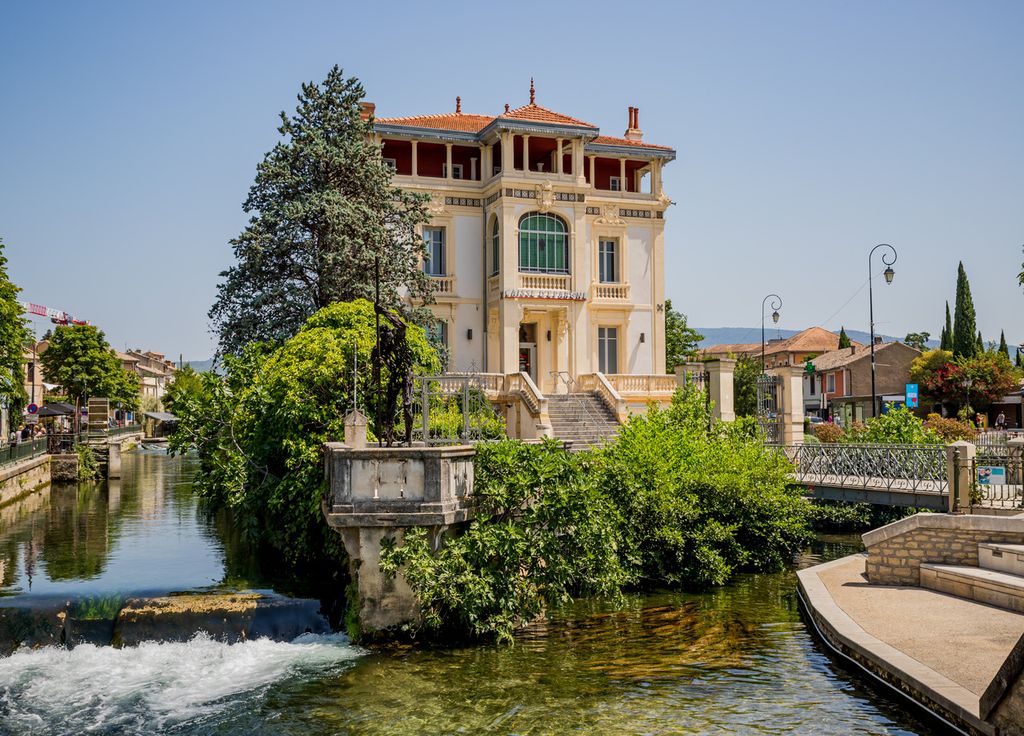 L'Isle-sur-la-Sorgue, petite Venise au charme provençal et au canaux bordés de moulins.