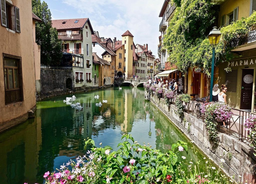 Annecy, véritable bijou de l’architecture médiévale traversée par des canaux pittoresques.