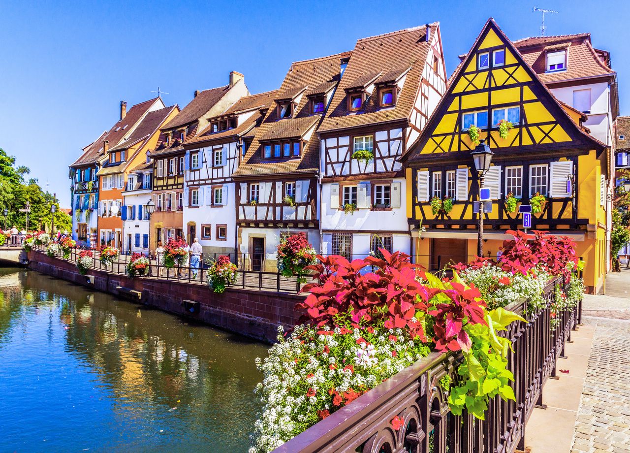 Les façades colorées de Colmar tombent à pic dans l'eau des canaux qui sillonnent la ville.