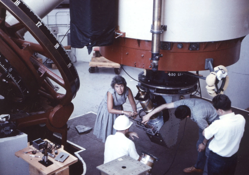 Vera Rubin al lavoro su un telescopio