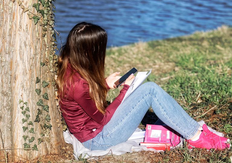 Chica leyendo en un parque Chica leyendo en un parque