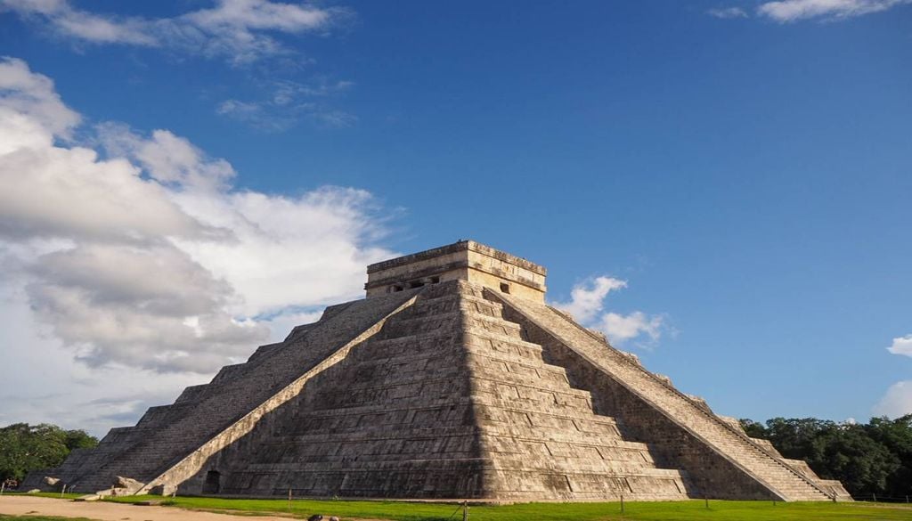 A pirâmide Chichen Itzá foi erigida pelos Maias, uma civilização que percebia o equinócio de outono como o dia em que as maiores divindades desciam à Terra, realçando-se, entre elas, Kukulcan, a serpente de plumas, deus da água e do vento.