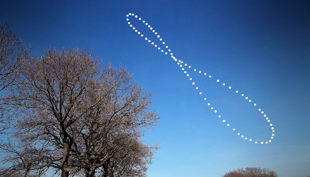 Analemma Esempio di analemma solare i cui punti rappresentano la posizione occupata del Sole alla stessa ora ma durante il corso dell'anno. Tra Marzo e Settembre il Sole descrive la parte superiore al punto di intersezione, mentre tra Settembre e Marzo la parte inferiore.