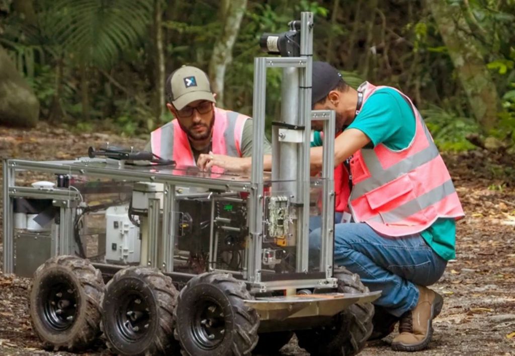 Pesquisadores preparam máquina de coleta em campo Pesquisadores preparam máquina de coleta em campo