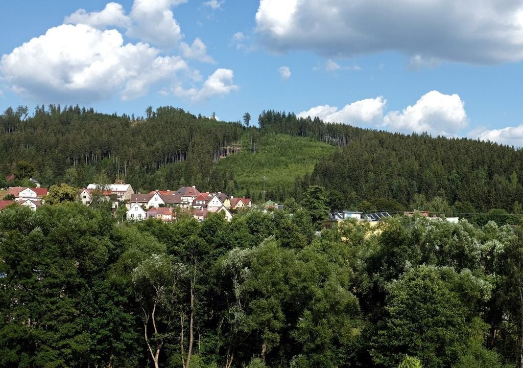 An der deutsch-tschechischen Grenze zwischen den Orten Klingenthal und Kraslice hatten sich im Frühjahr 2024 tausende Mikrobeben ereignet – ein sogenannter Erdbebenschwarm. An der deutsch-tschechischen Grenze zwischen den Orten Klingenthal und Kraslice hatten sich im Frühjahr 2024 tausende Mikrobeben ereignet – ein sogenannter Erdbebenschwarm. Bild: Wikimedia Commons/ Lubor Ferenc/CC BY-SA 4.0