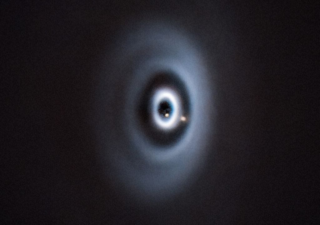 So könnte es auch bei der Entstehung der Erde in unserem Sonnensystem ausgesehen haben. Hier ist die Geburt von zwei Planeten (beige Punkte) in einer protoplanetaren Scheibe um den jungen Stern WISPIT 2 zu sehen. So könnte es auch bei der Entstehung der Erde in unserem Sonnensystem ausgesehen haben. Hier ist die Geburt von zwei Planeten (beige Punkte) in einer protoplanetaren Scheibe um den jungen Stern WISPIT 2 zu sehen. Bild: ESO