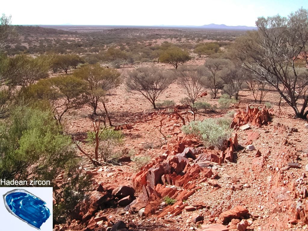 Aufnahme von der Fundstelle der Zirkone in Jack Hills, Australien, und eine Mikroskop-Aufnahme in Falschfarben eines rund vier Milliarden Jahre alten Zirkons. Aufnahme von der Fundstelle der Zirkone in Jack Hills, Australien, und eine Mikroskop-Aufnahme in Falschfarben eines rund vier Milliarden Jahre alten Zirkons. Bild: John Valley