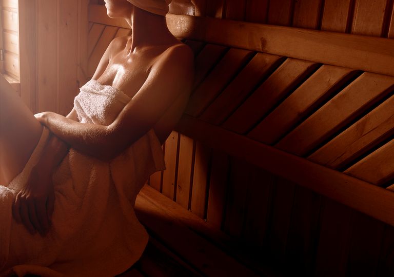 Chica sudando en una sauna Chica sudando en una sauna