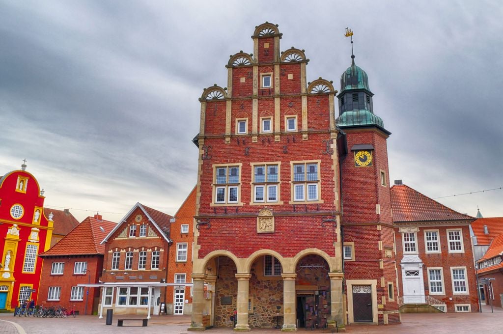 Malerisch: Das historische Rathaus und der Marktplatz von Meppen. Foto: Adobe Stock