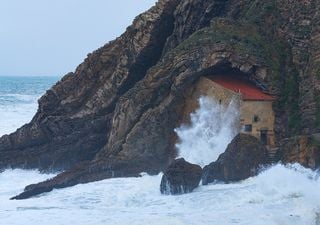 La ermita de Cantabria incrustada en un acantilado que ha resistido durante siglos el azote del mar