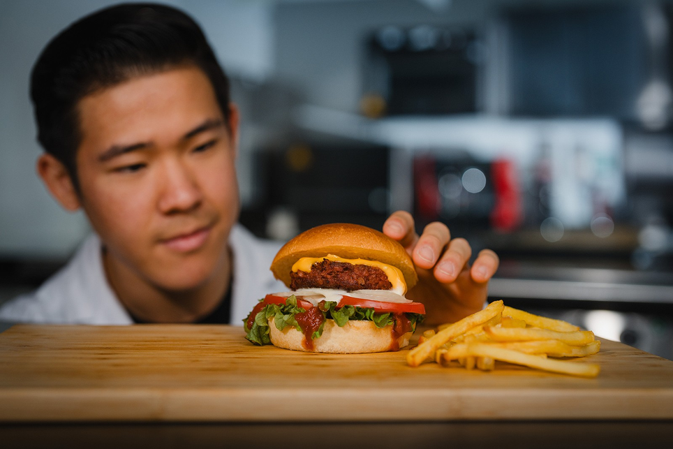 Ernährung der Zukunft: Milchalternativen, vegane Burger und Insektenbrot – Proteinrevolution aus dem Indoor-Labor?