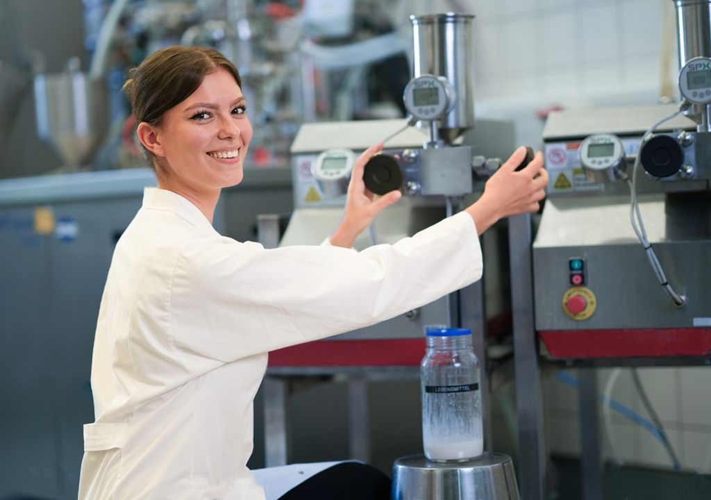 Fraunhofer IVV-Expertin bei der Entwicklung und Testung von Milchalternativen für einen Industriepartner des Instituts. Fraunhofer IVV-Expertin bei der Entwicklung und Testung von Milchalternativen für einen Industriepartner des Instituts.