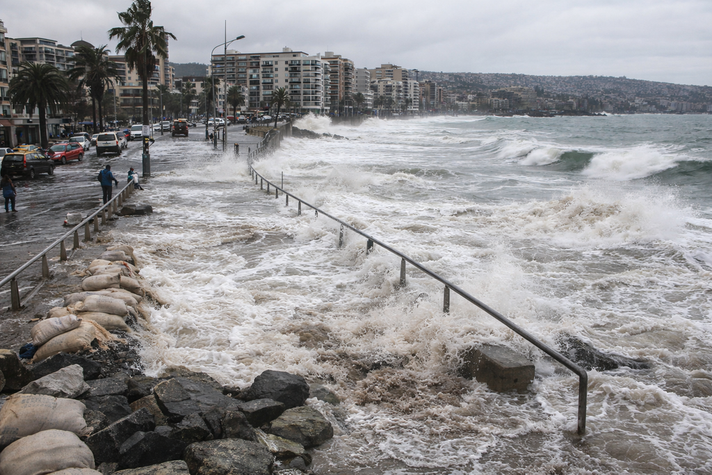 Imagen de referencia de marejadas impactando infraestructura costera en una ciudad litoral, ilustrando los efectos de la erosión y el riesgo para zonas urbanas.