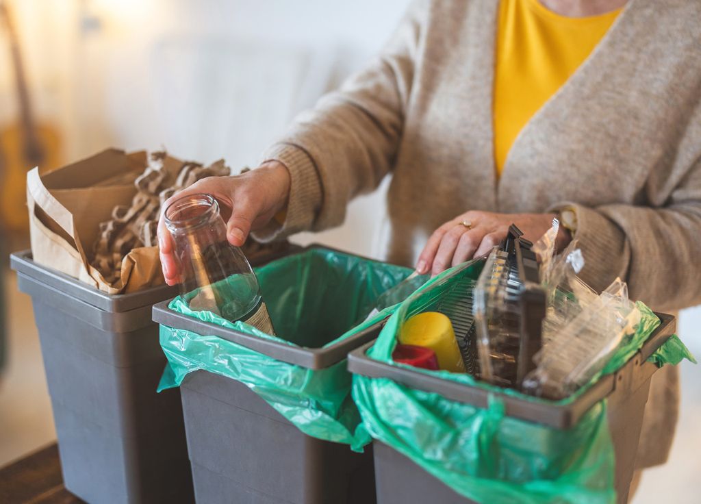 Tri déchets poubelle En moyenne, un déchet sur 4 est jeté dans la poubelle jaune alors qu'il ne devrait pas y être.