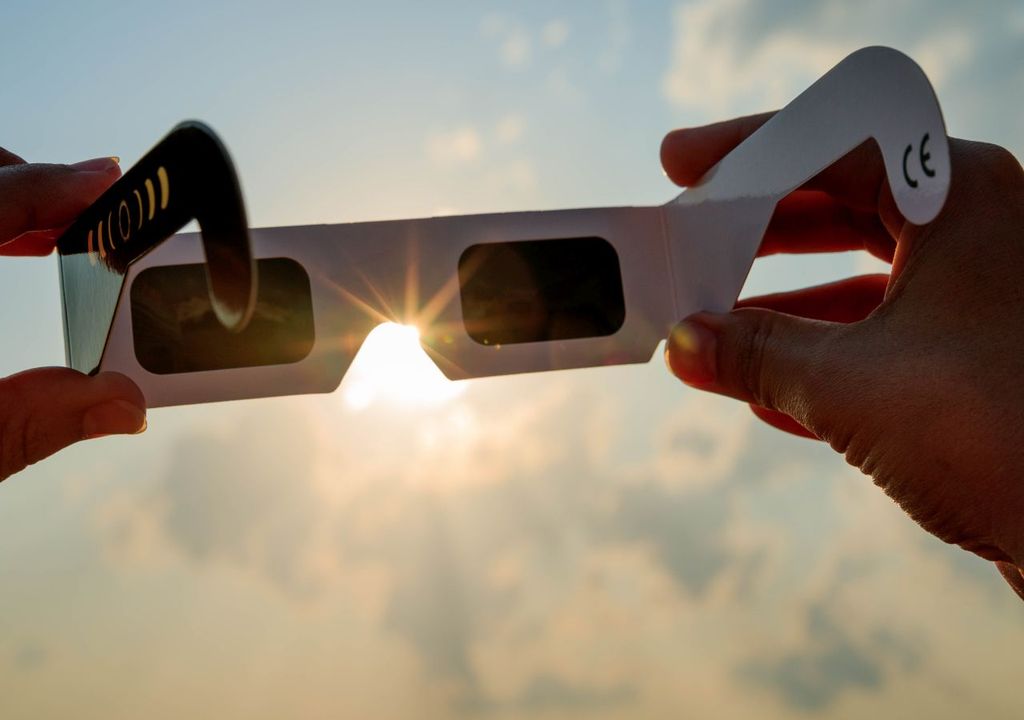 schutzbrille, sonnenfinsternis, deutschland Schauen Sie immer nur mit einer besonderen Schutzbrille in Richtung Sonne. NIEMALS mit den bloßen Augen oder mit einer normalen Sonnenbrille. Es droht Erblindung!!!